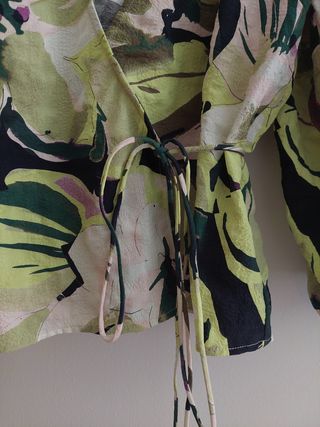 Blusa cruzada de Desigual.