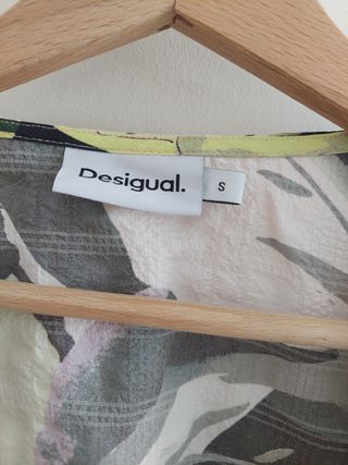 Blusa cruzada de Desigual.