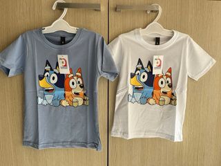 T-shirt branca e azul bluey bingo