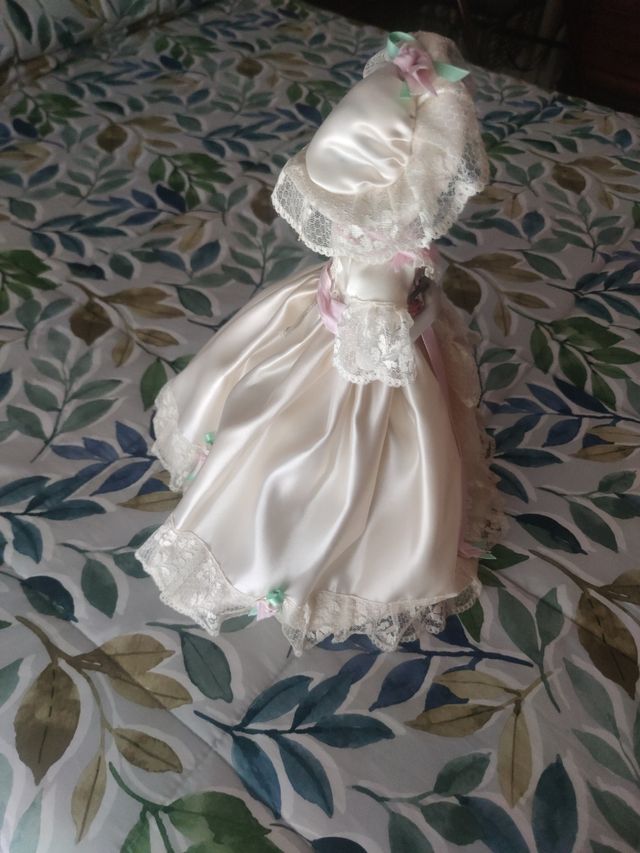 Muñeca de época de porcelana