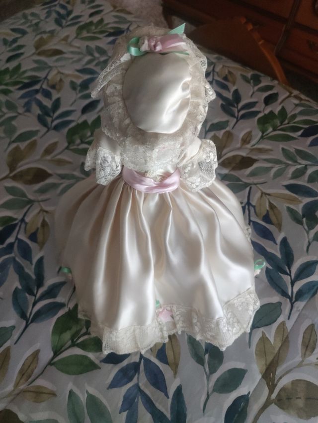 Muñeca de época de porcelana