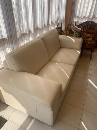 Sofa de cuero blanco 