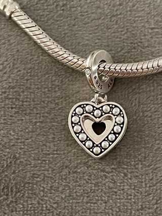 Charm doble corazón blanco Anacarado