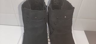 Botines negros ante t. 39  tachas goodstep