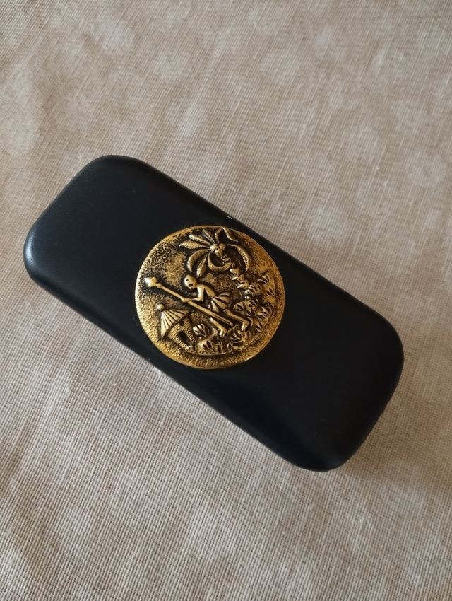 Elegante cepillo ropa de viaje.