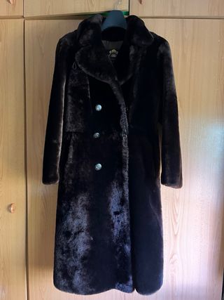 Abrigo de piel de moutón marrón oscuro