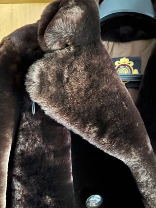 Abrigo de piel de moutón marrón oscuro
