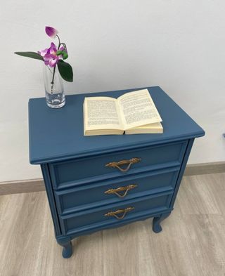 Mesa de noche restaurada