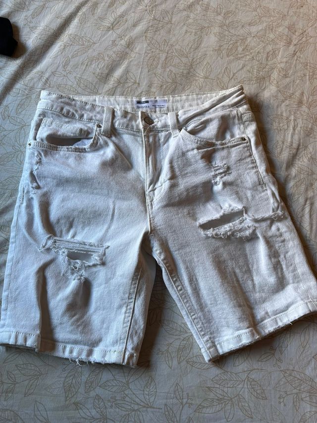 Pantalón corto blanco.