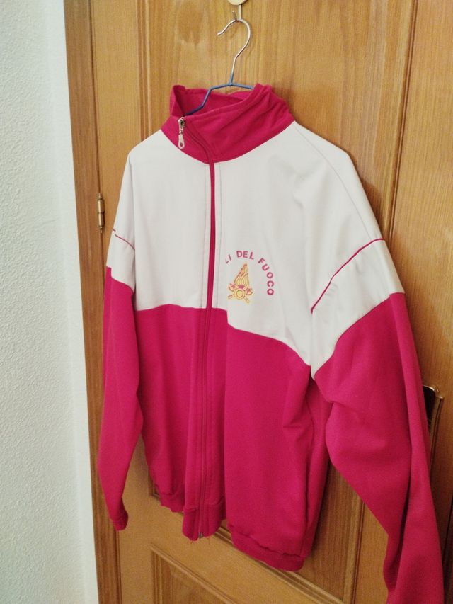 chaqueta roja y blanca vigilia del fuoco