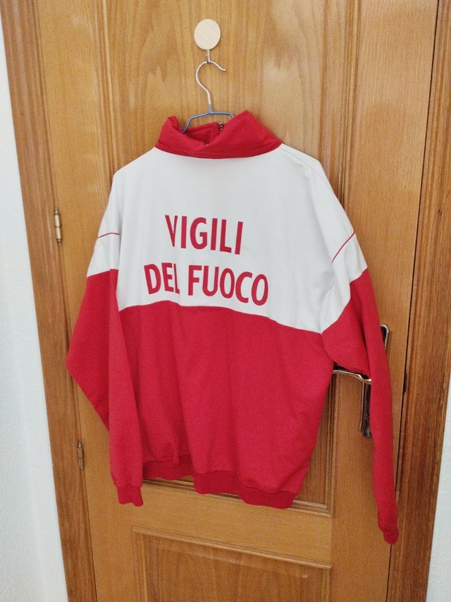 chaqueta roja y blanca vigilia del fuoco