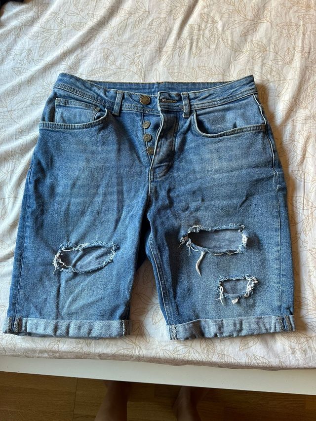 Pantalón vaqueros cortos.