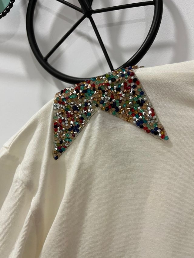 Camiseta blanca con hombreras de brillo