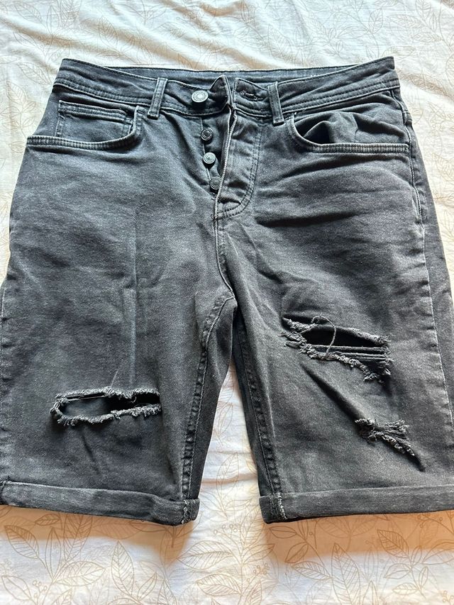 Pantalón vaquero corto negro .