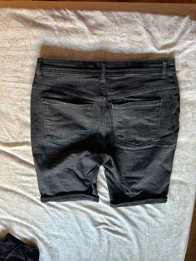 Pantalón vaquero corto negro .