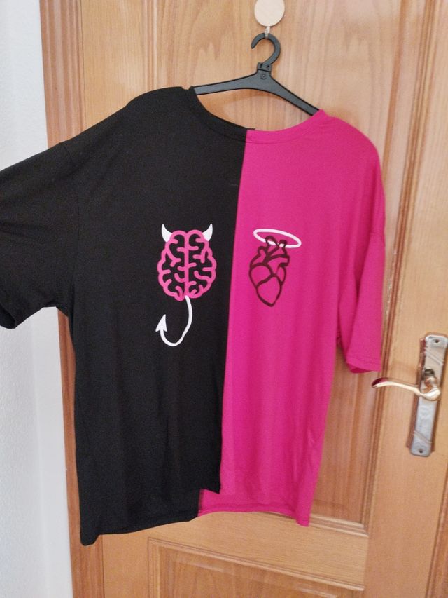 camiseta larga roja y negra