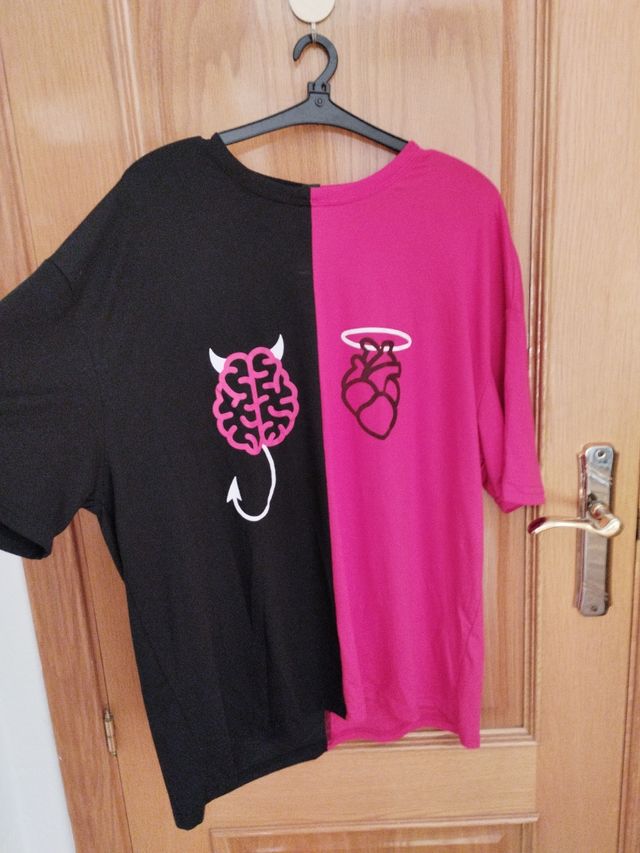 camiseta larga roja y negra