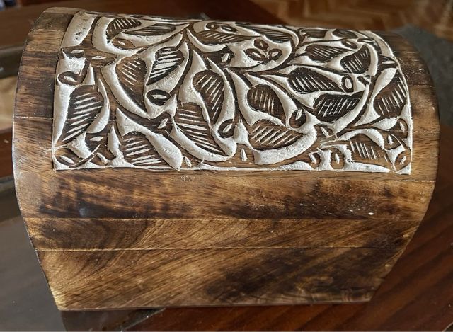 Cofre madera labrada