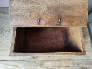 Caja de madera tallada con decoraciones de metal