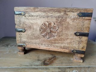 Caja de madera tallada con decoraciones de metal