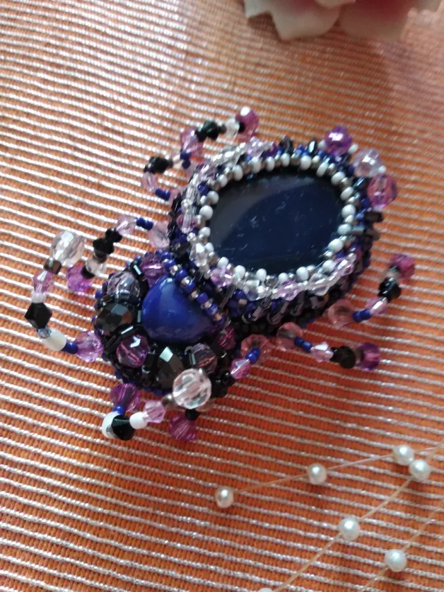 Broche bicho de noche