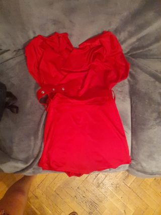 Mono rojo con cinturón talla única 