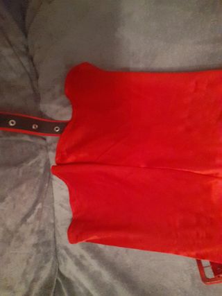 Mono rojo con cinturón talla única 