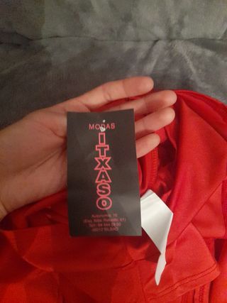 Mono rojo con cinturón talla única 
