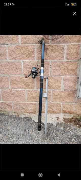 Cañas de pescar y maletín con accesorios