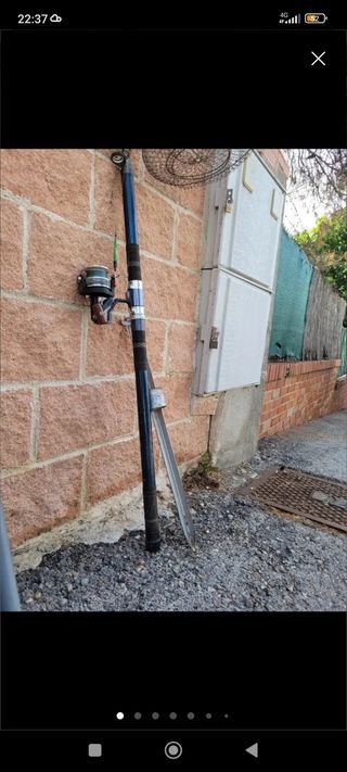 Cañas de pescar y maletín con accesorios