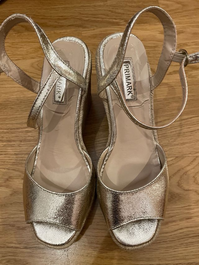 sandalias cuñas doradas n.38 primark
