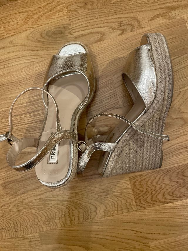 sandalias cuñas doradas n.38 primark