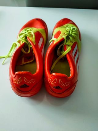 Botas tacos de fútbol Adidas talla 40.