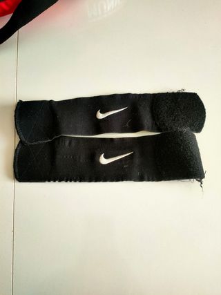 Botas tacos de fútbol Adidas talla 40.