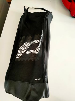 Botas tacos de fútbol Adidas talla 40.