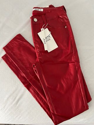 Pantalon pitillo rojo.Push up. Talla xs