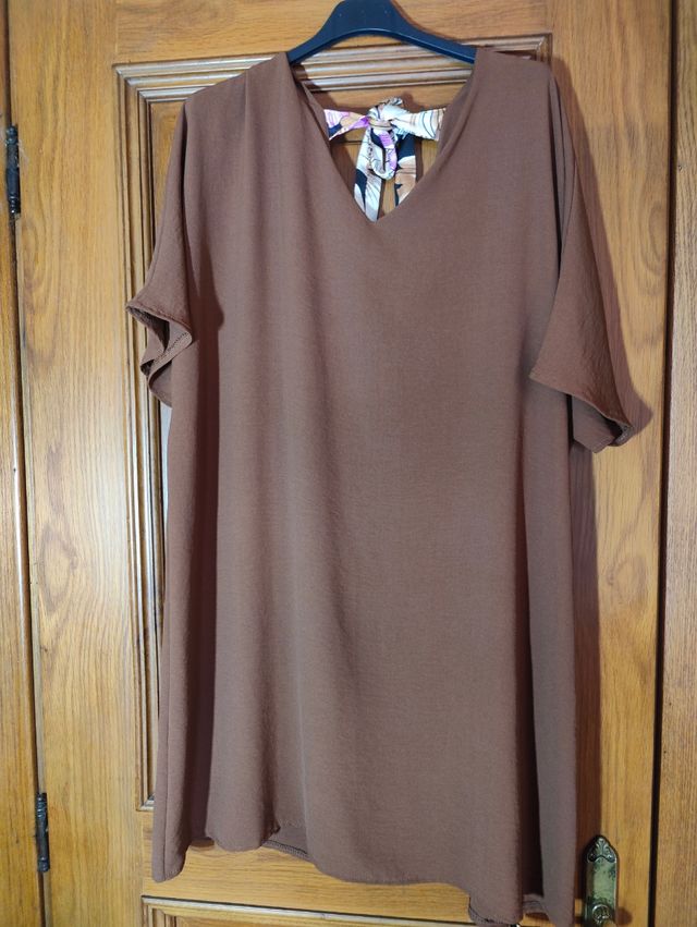 Abito o maxi t-shirt marrone con fiocco 