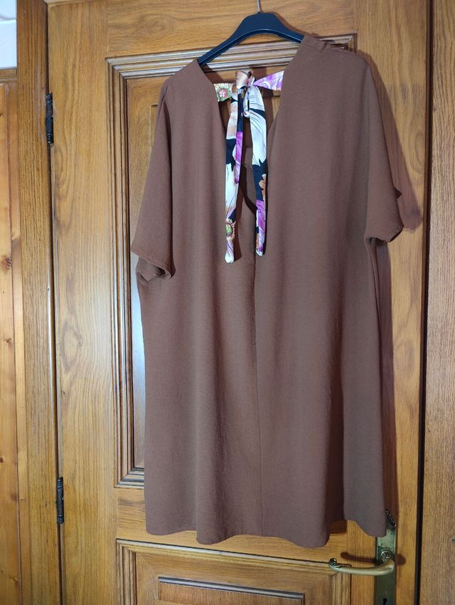 Abito o maxi t-shirt marrone con fiocco 