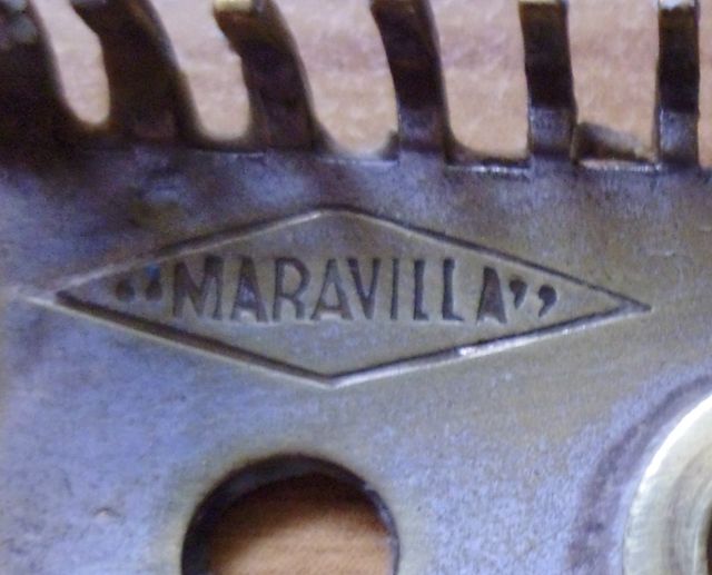 Antigua maquinilla de afeitar con su caja 