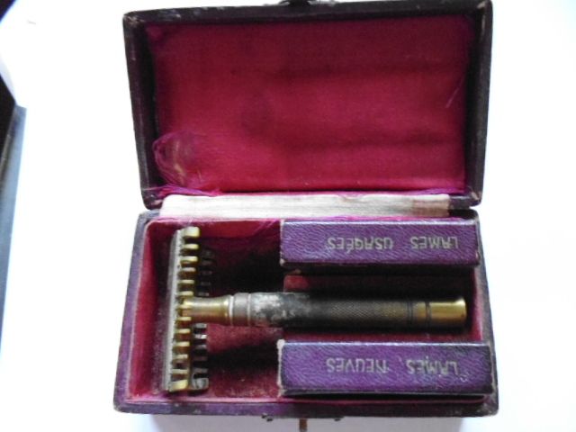 Antigua maquinilla de afeitar con su caja 