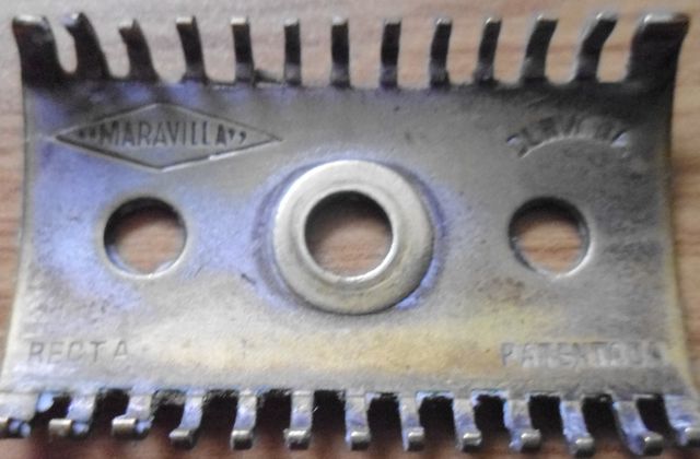 Antigua maquinilla de afeitar con su caja 