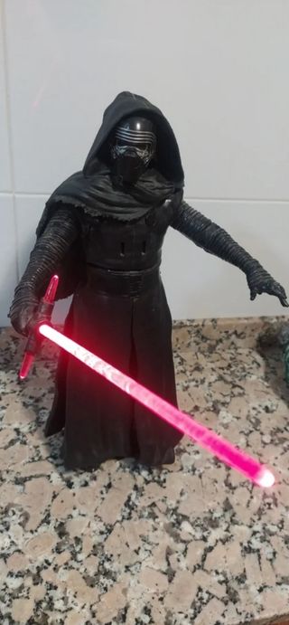 Figura Kylo Ren con sonido y luz REALTALKING