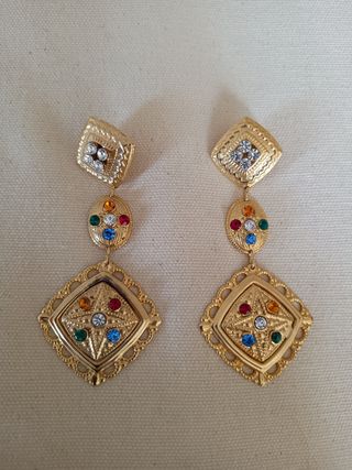 Pendientes dorados con cristales 