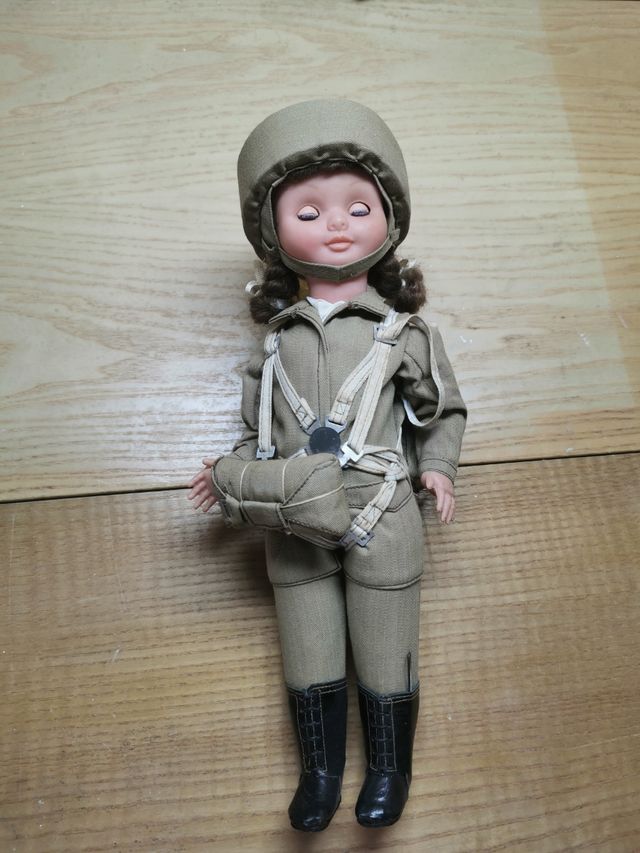 Muñeca paracaidista años 60