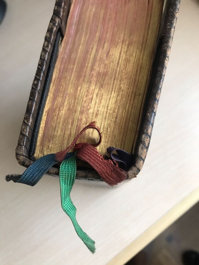 Misal años 50 con sobrecubierta labrada