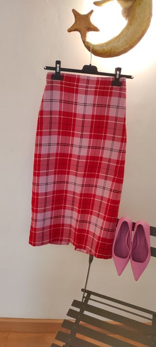 Falda midi a cuadros rojos y rosas Zara