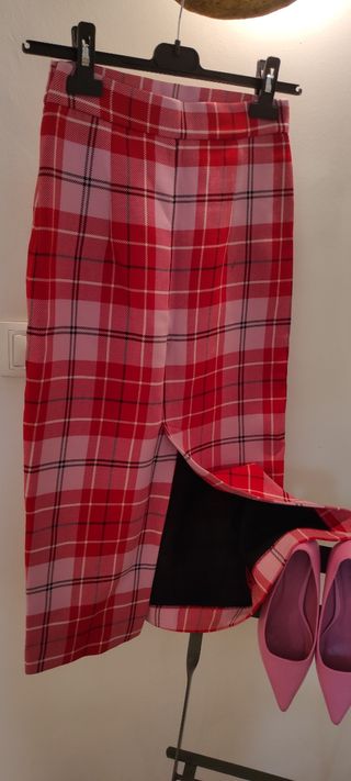 Falda midi a cuadros rojos y rosas Zara