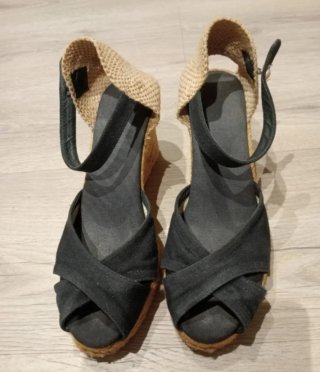 Cuñas peeptoes negras 38
