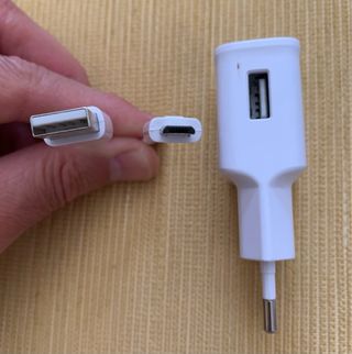 Set caricabatteria - auricolari - adattatore