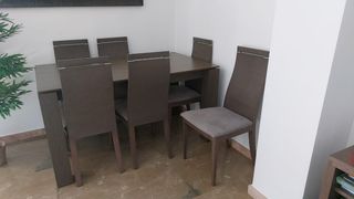 Mesa y sillas de comedor salón